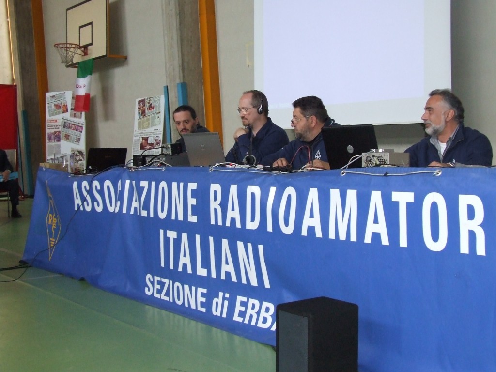 Gli amici dell'ARI di Erba Il bancone della regia