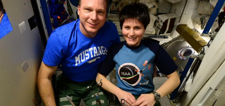 Samantha Cristoforetti con la T-shirt di ISAA. Credit: ESA/NASA